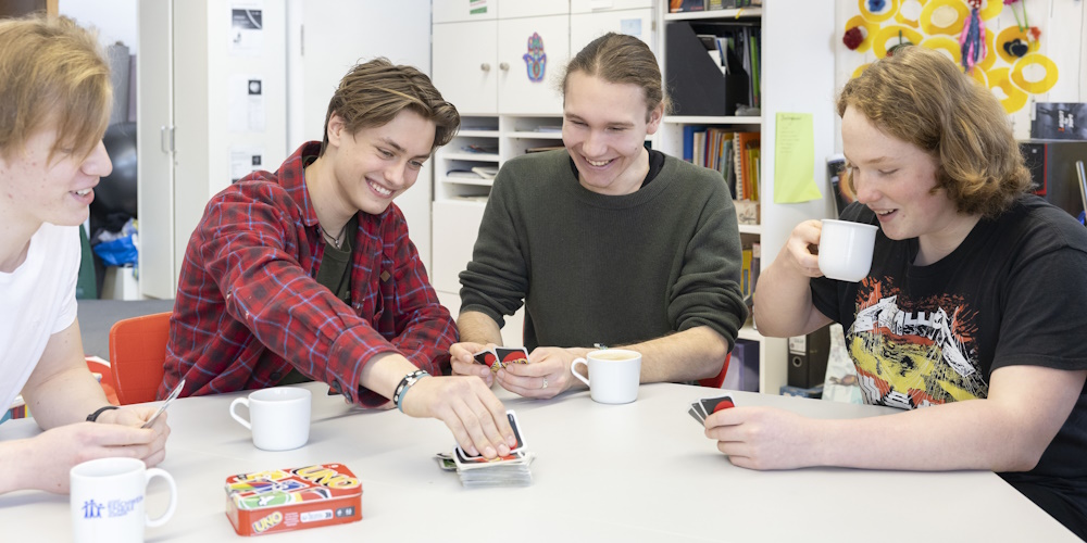 Schüler der Adolf-Reichweinschule in Nürnberg spielen Karten.