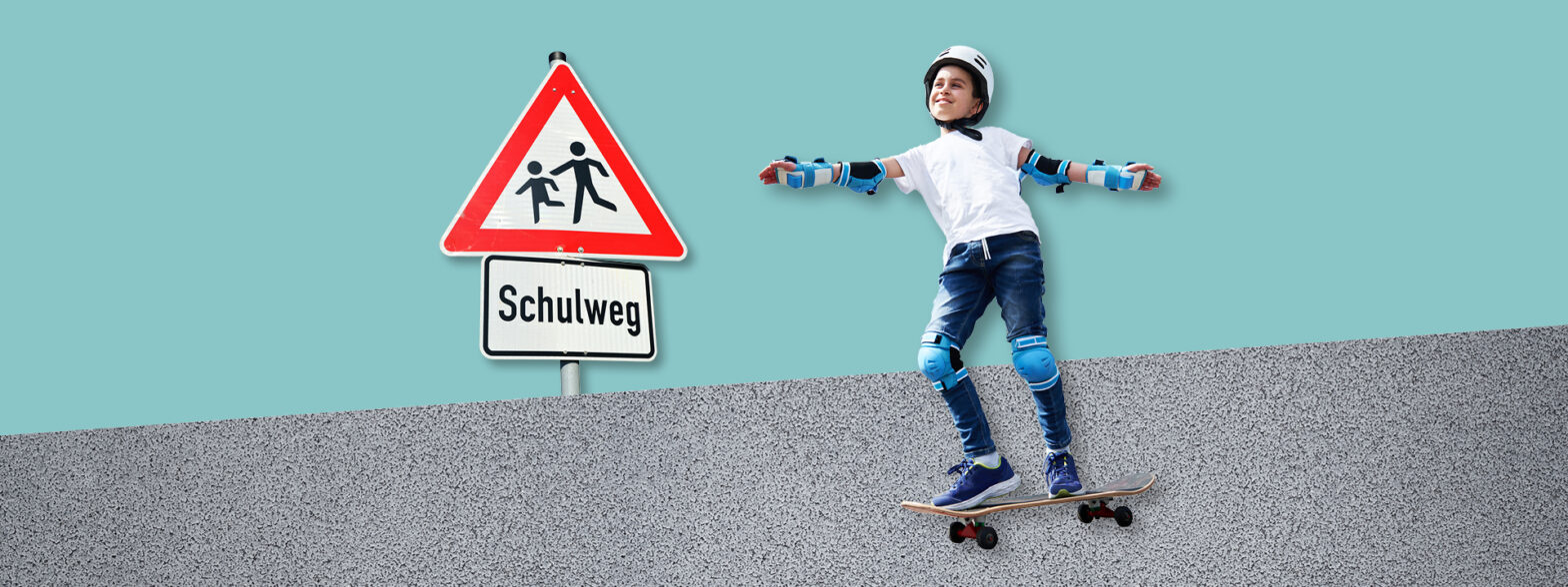 Junge auf einem Skateboard und ein Schulweg-Schild.